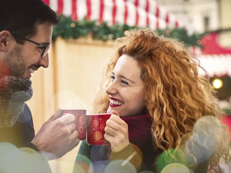 Genießen Sie einen Glühwein auf Ihrer Studiosus Silvesterreise nach Südtirol.