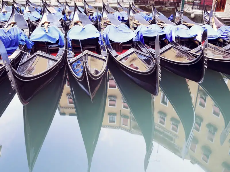 Was wäre eine Städtereise nach Venedig ohne Gondeln? Wir spazieren auf ihrer Studiosus Eventreise über die Rialtobrücke und blicken von oben auf den Canal Grande.