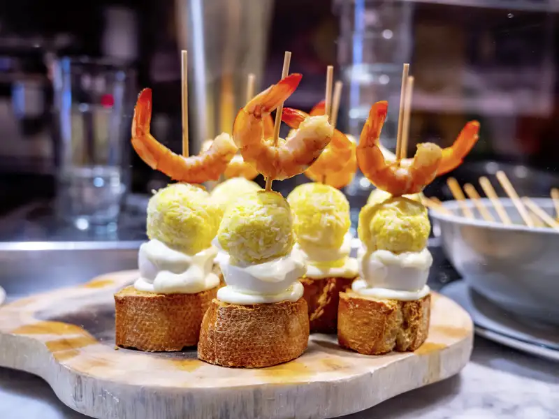 Ein bisschen Lust auf Genuss sollten Sie bei dieser zehntägigen Studiosus Studienreise nach Nordspanien mitbringen: Kunstvolle baskische Tapas, deftige Landküche und Weine mit Rasse und Klasse nähren Körper und Seele.