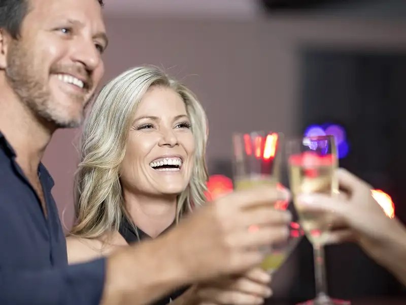 Stoßen Sie auf Ihrer Studiosus Silvesterreise nach Bilbao mit Studiosus-Reiseleitung mit einem Glas Sekt und Gleichgesinnten auf das neue Jahr an.