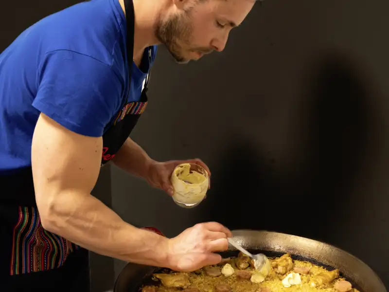 Auf unserer Eventreise in Valencia bekommen wir die Gelegenheit eine Original-Paella zu probieren.