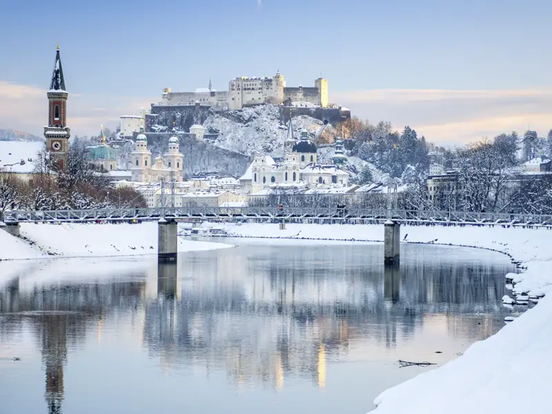Auf unserer Grupenreise genießen wir den weiten Blick auf die Salzach mit der versschneiten Festung Hohensalzburg im Hintergrund