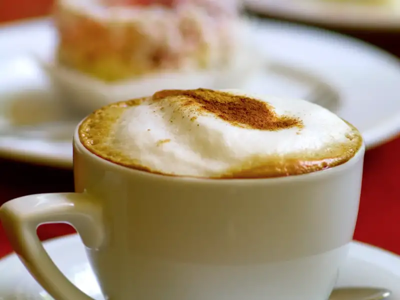 Eine Tasse Melange in einem traditiosreichen Kaffeehaus genießen.
