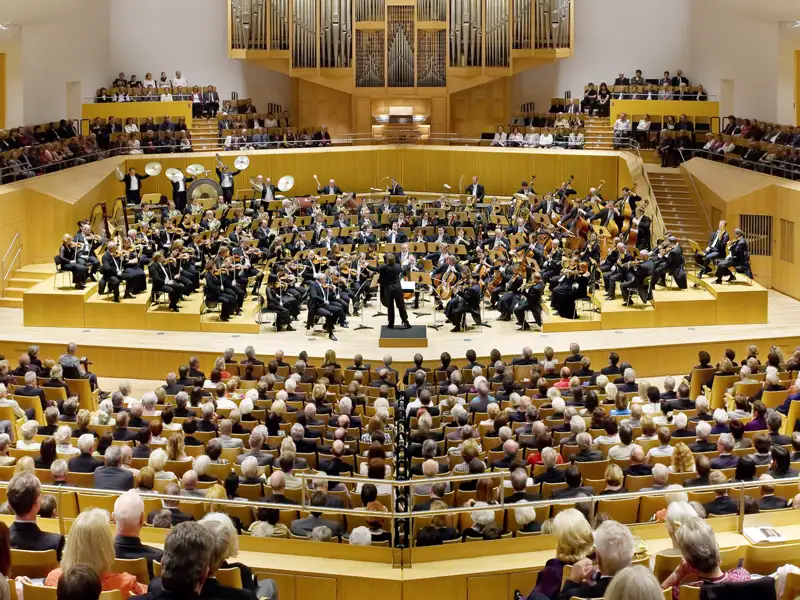 Gemeinsam in der Gruppe besuchen wir ein eindrucksvolles Konzert der Bamberger Symphoniker.