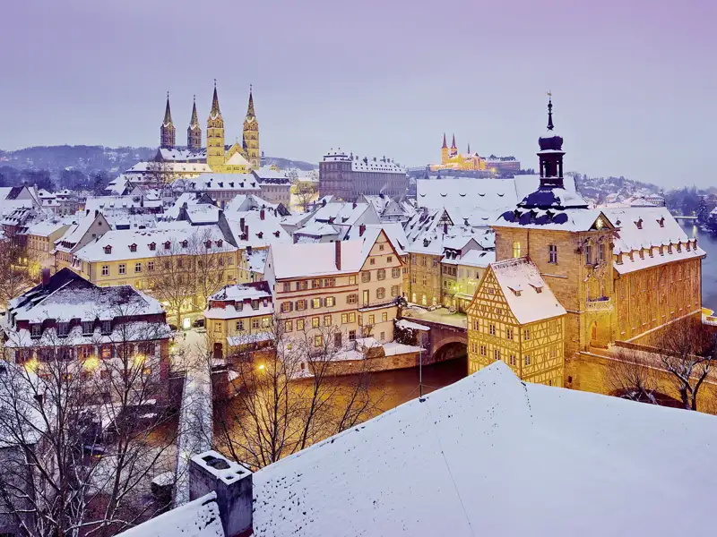 Gemeinsam schauen wir uns bei einem Spaziergang durch Bamberg das verschneite Panorama der Stadt an.