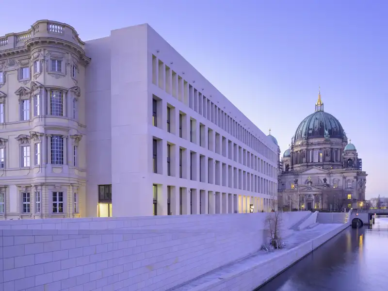 Bewundern Sie die moderne Architektur in Berlin mit dem Berliner Dom im Hintergrund auf Ihrer Silvesterreise.