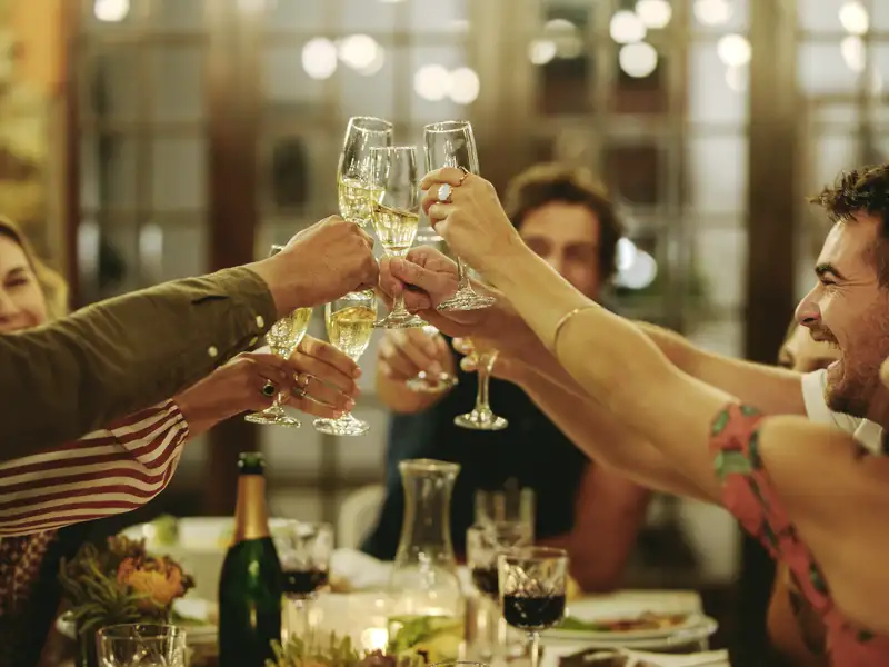 Stoßen wir gemeinsam als Gruppe bei einem Silvester-Dinner mit Sekt auf das neu Jahr an!