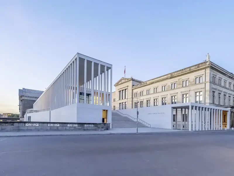 Die weiße Kolonnade der James-Simon-Galerie als Eingang zur Museumsinsel Berlin neben dem historischen Neuen Museum. Sie besuchen das Museum während Ihrer Eventreise.