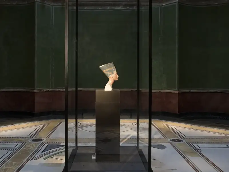 Die weltberühmte Büste der Nofretete, ausgestellt in einer Glasvitrine im abgedunkelten Neuen Museum in Berlin.Ein Highlight Ihrer Gruppenreise.