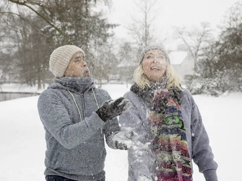 Der Schneefall in der winterlichen Parklandschaft zu genießen, auf unserer Studiosus Eventreise.