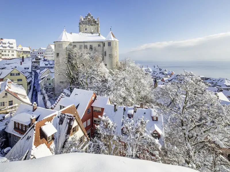 Die schneebedeckte Burg Meersburg thront über den Dächern der Altstadt mit Blick auf den winterlichen Bodensee. Ein Highlight während Ihrer Eventreise.