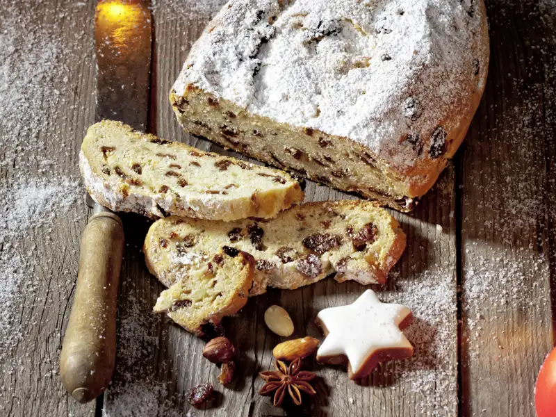 Probieren Sie klassichen Christstollen mit Puderzucker und Rosinen auf Ihrer Silvesterreise nach Dresden.