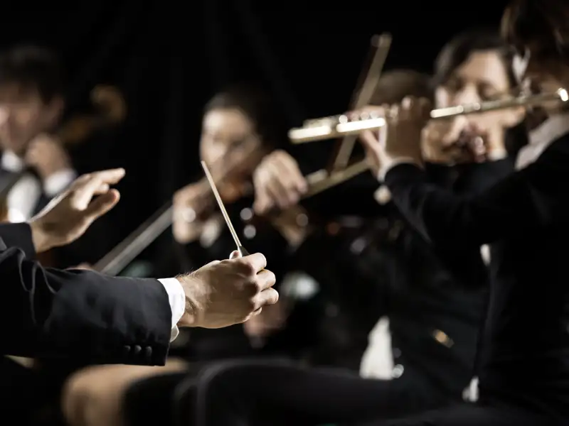 Auf unserer Eventreise besuchen wir ein Orchester und hören gespannt der atemberaubenden Musik zu, ein Highlight jeder Städtereise.