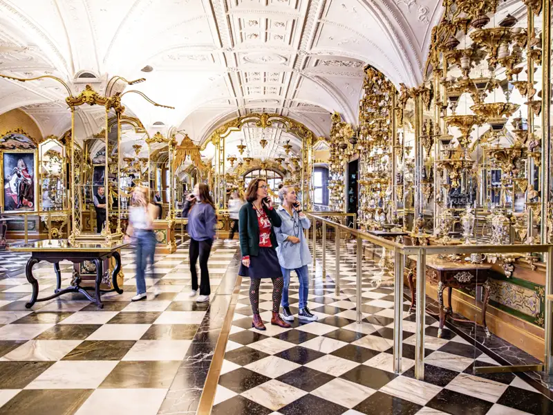 Ein weiteres Highlight auf unserer Studiosus Eventreise ist die prunkvolle, barocke Schatzkammer im Grünen Gewölbe von Dresden.