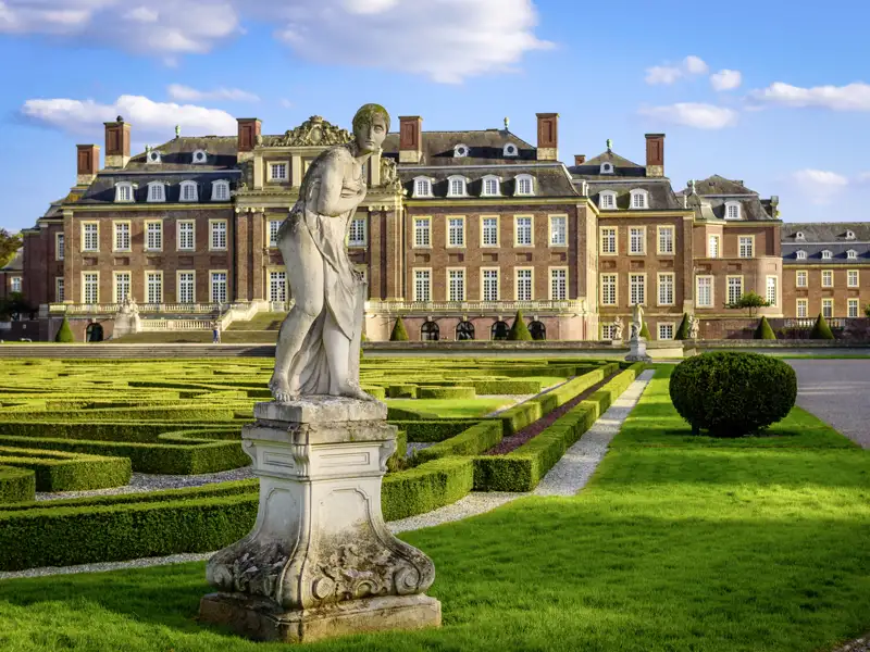 Prachtvoller Barockgarten mit Statue vor dem Schloss Nordkirchen, dem westfälischen Versailles, auf ihrer Studiosus Studienreise zu entdecken.