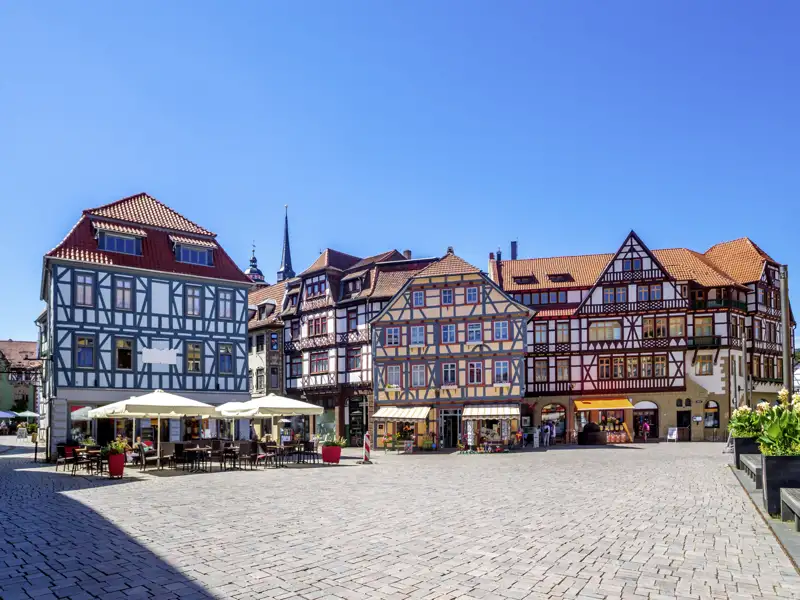 Wir werden auf unserer Studiosus Eventreise den Marktplatz in Schmalkalden mit repräsentativen Fachwerkhäusern, Cafés und der Kirchturmspitze von St. Georg besichtigen.