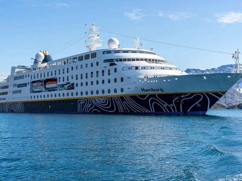 Das Kreuzfahrtschiff MS Hamburg fährt auf ihrer Studiosus Eventreise durch die norwegischen Fjorde.