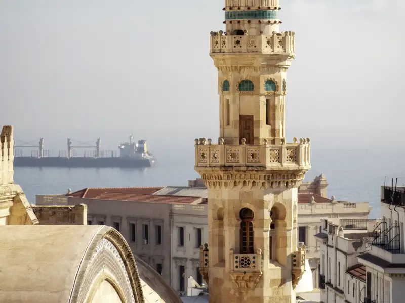 Verziertes Minarett der Ketchaoua-Moschee in der Kasbah von Algier mit weitem Blick über die Dächer auf das Mittelmeer, auch zu sehen auf ihrer Studiosus Eventreise.