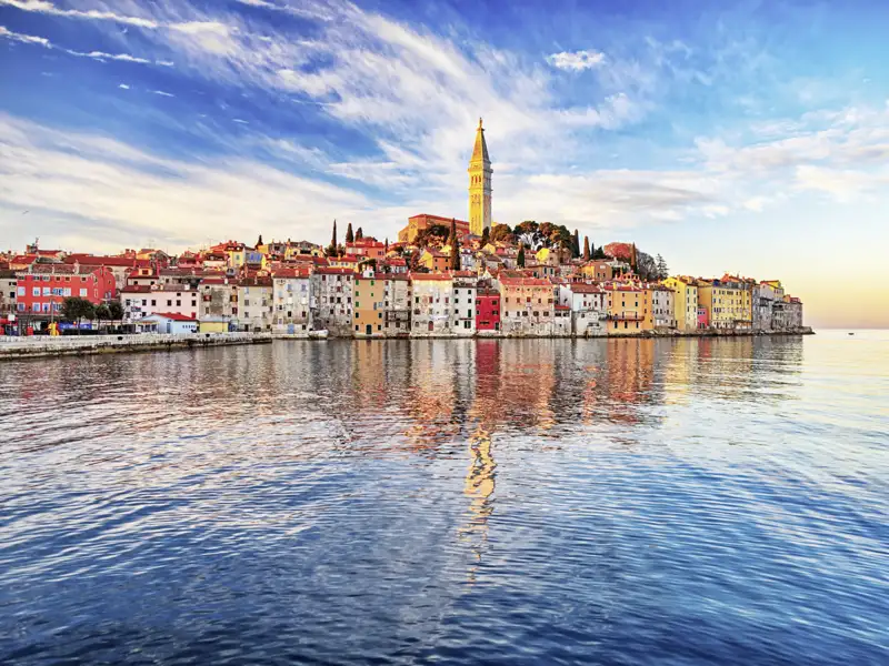 Die venezianisch geprägte Altstadt von Rovinj liegt spektakulär auf einer Landzunge in der Adria. Auf unserer Studiosus Eventreise können sie die wunderschöne Halbinsel betrachten.
