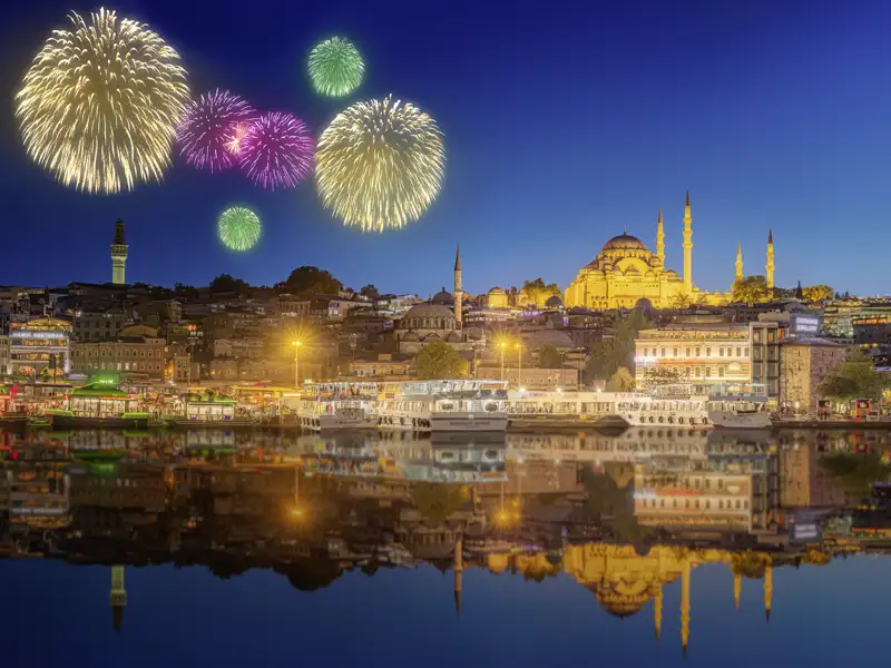 Silvester-Feuerwerk über Istanbul mit Blick auf die beleuchtete Hagia Sophia