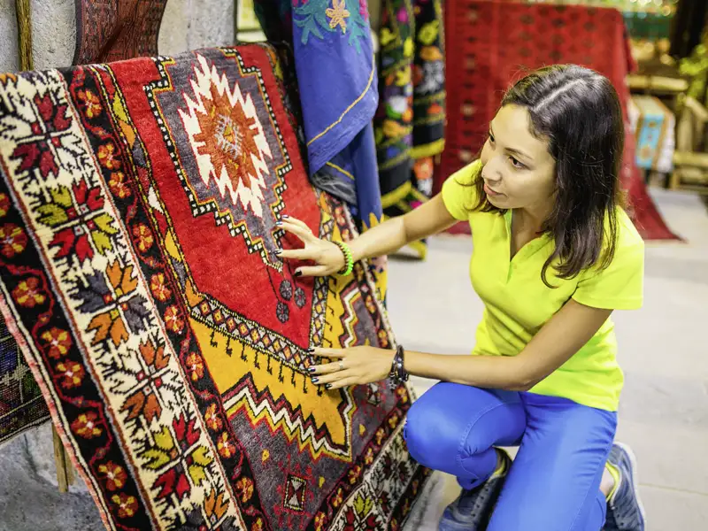 Auf unserer Gruppenreise mit Studiosus besuchen wir einen lokalen Markt in Istanbul, und können viel verschiedenes Kunsthandwerk bewundern.