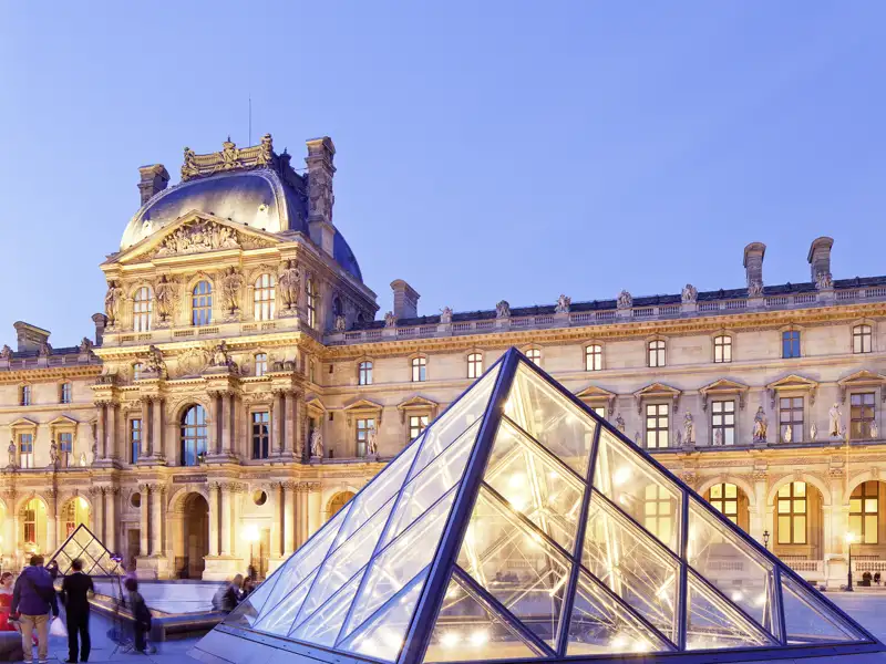Bestaunen Sie den Louvre in Abenddämmerung auf Ihrer Studiosus Gruppenreise.