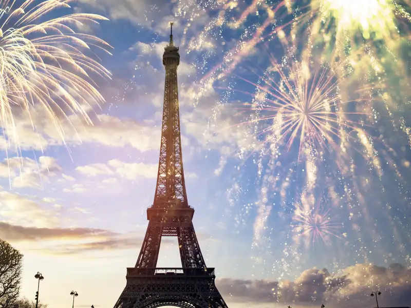 Bewundern Sie den Eiffelturm bei Nacht mit Feuerwerk auf Ihrer Studiosus Eventreise.