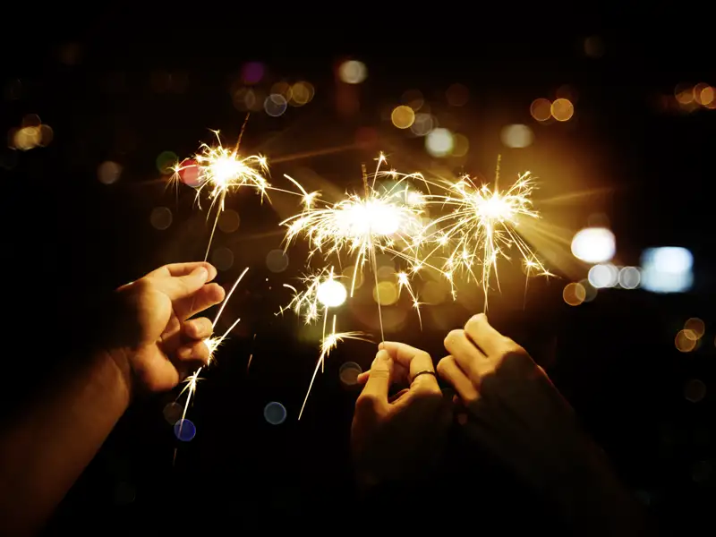 Zünden Sie eine Wunderkerze auf das neue Jahr auf Ihrer Silvesterreise mit Studiosus.