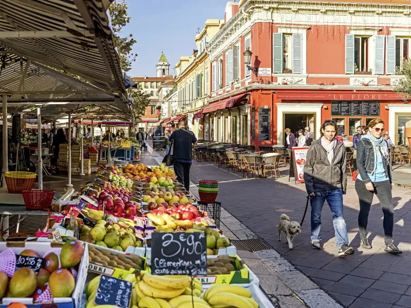 Unsere Studienreise bezirzt mit azurblauem Funkeln unsere Sinne. Und mit vielfältigen Impressionen, hier etwa vom Markt in Nizza, einem Paradies für jeden Gourmet.