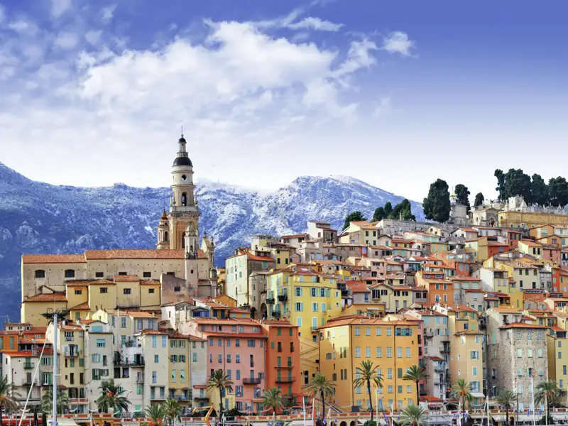 Die farbenfrohe Altstadt von Menton mit der Basilika vor der Kulisse der schneebedeckten Seealpen an der Côte d'Azur. Ein Highlight Ihrer Eventreise.