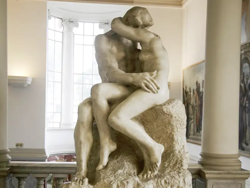 Die berühmte Skulptur "Der Kuss" von Rodin im Musée des Beaux-Arts Jules Chéret, ein Highlight der Studienreise an die Côte d’Azur.