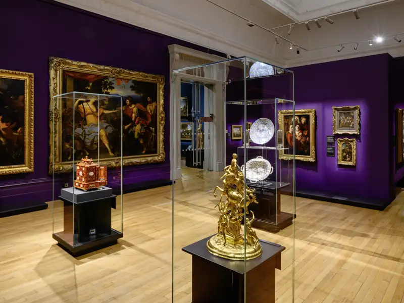 Einblick in die Kunstsammlung der Walker Art Gallery in Liverpool während einer Studienreise mit Gemälden und Skulpturen.
