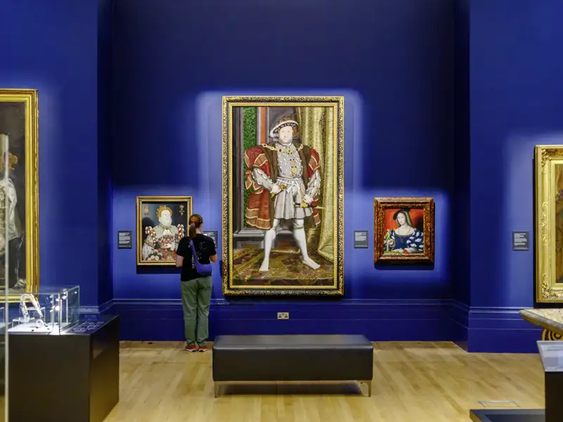Eine Reiseteilnehmerin betrachtet auf einer Studienreise das Porträt von Heinrich VIII. in der Walker Art Gallery Liverpool.