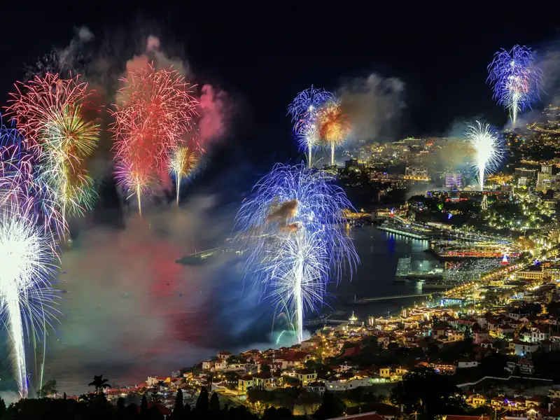 Auf unserer kultimer-Silversterreise für bestaunen wir gemeinsam das spektakuläre Feuerwerk auf Madeira.