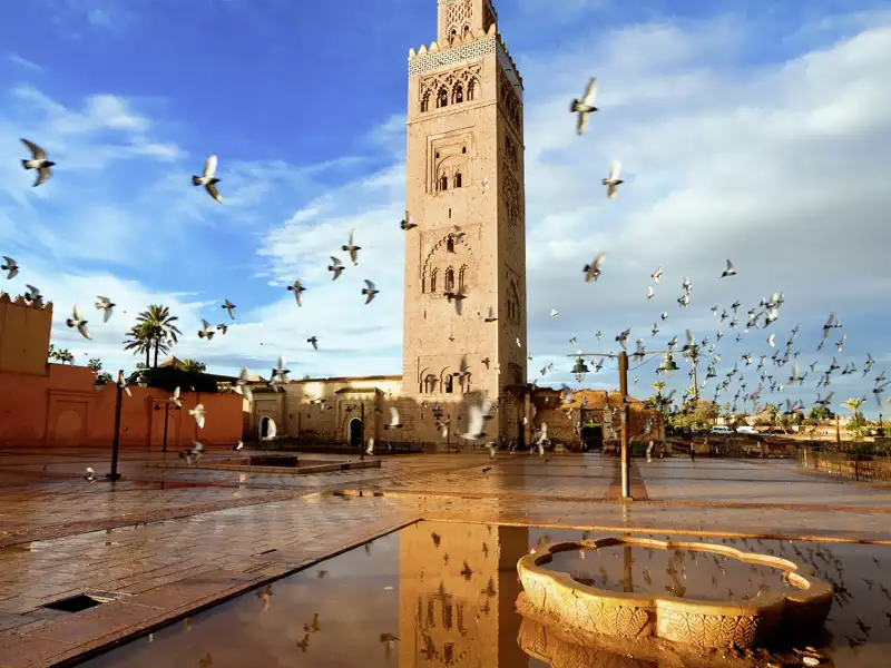 Über Silvester nach Marrakesch. Beeindruckend: das Minarett der Koutoubia-Moschee, Wahrzeichen der Königsstadt am Fuße des Hohen Atlas, das weithin sichtbar in den blauen Himmel ragt.