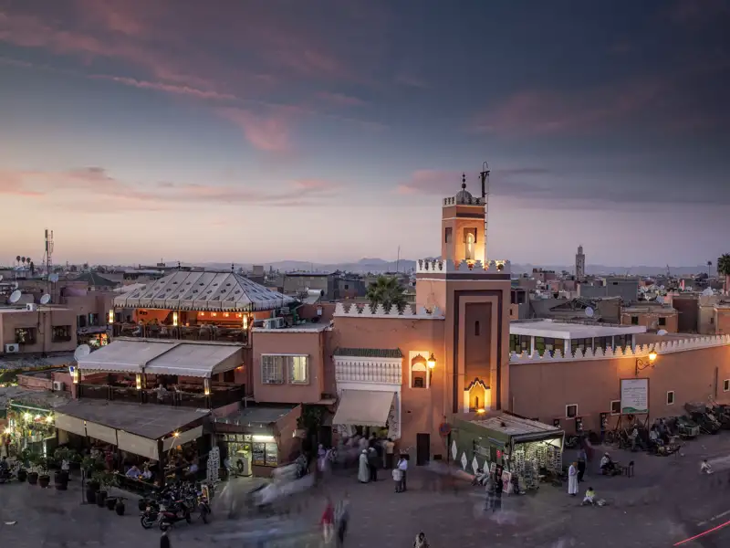 Auf unserer Städtereise nach Marrakesch erleben wir den Hauptplatz Djemaa el-Fna (Gauklerplatz) und blicken im Abendlicht von einer der vielen Teehaus-Terrassen rund um den Platz auf das Markttreiben.