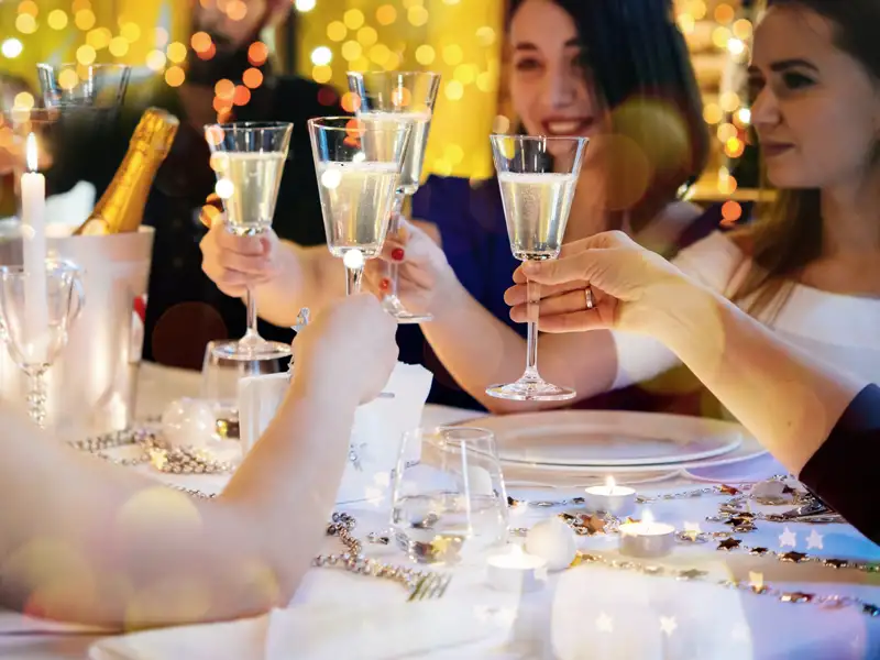 Zum Abschluss unserer Silvesterreise stoßen wir zusammen mit anderen Studiosus-Reisenden auf das neue Jahr an!