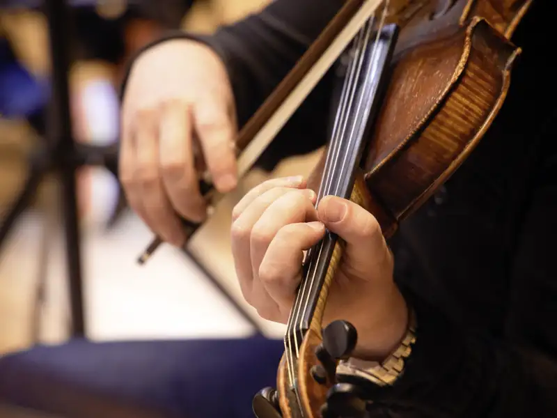 Auf unserer Eventreise mit Studiosus erleben wir die Musiker der Oper hautnah. Ein unvergessliches Highlight Ihrer Gruppenreise.