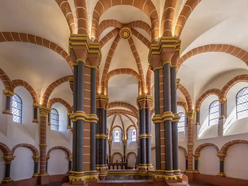 Werfen Sie bei Ihrer Studiosus Studienreise einen Blick in die helle, zweigeschossige Kapelle der Burg Vianden mit ihrem markanten Sterngewölbe und den dunklen Säulen.