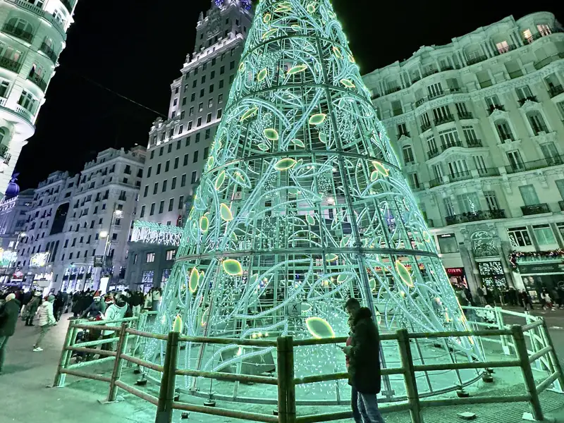 Ein kunstvoll illuminierter Weihnachtsbaum an der Gran Vía in Madrid sorgt für eine festliche Stimmung zum Jahreswechsel während Ihrer Eventreise.