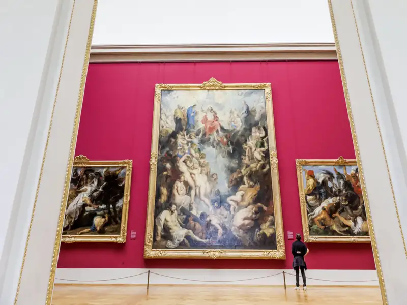 Eine Teilnehmerin einer Studienreise bewundert die beeindruckenden Gemälde von Rubens in der Alten Pinakothek in München.