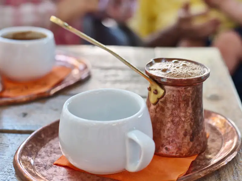 Für einen guten Start in den Tag lockt so manchen der intensive griechische Kaffee.