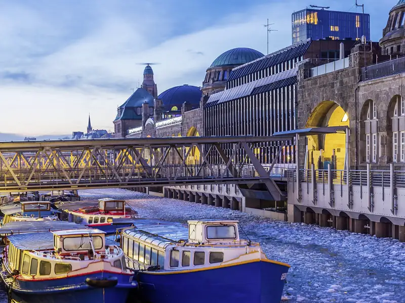 Genießen Sie auf Ihrer Gruppenreise die winterliche Stimmung an den Landungsbrücken im Hafen Hamburg.