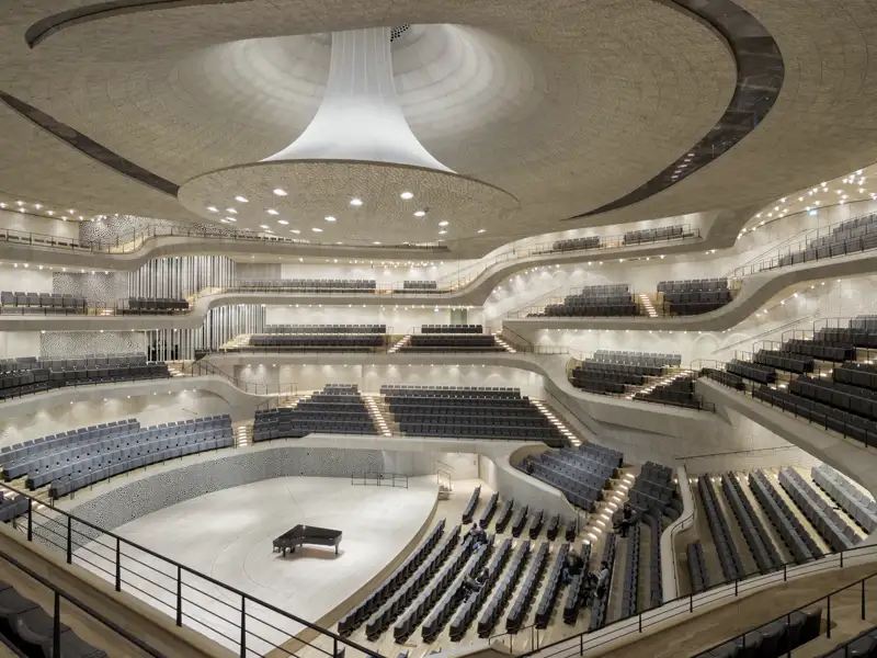 Erleben Sie legendäre Akustik im Großen Saal der Elbphilharmonie auf Ihrer Silvesterreise nach Hamburg.