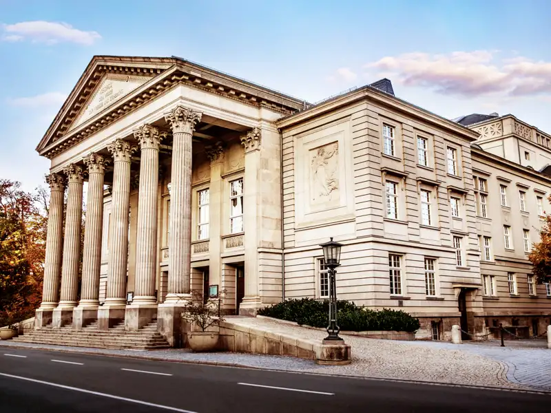 Auf unserer Studiosus Eventreise werden wir das Staatstheater Meiningen mit seiner neoklassizistische Fassade und seinem mächtigen Säulenportal besichtigen können.