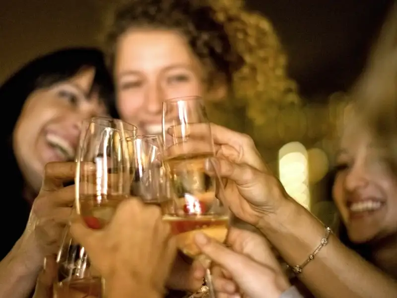 Mit einem Glas Prosecco begrüßen wir das neue Jahr auf Ihrer Eventreise.