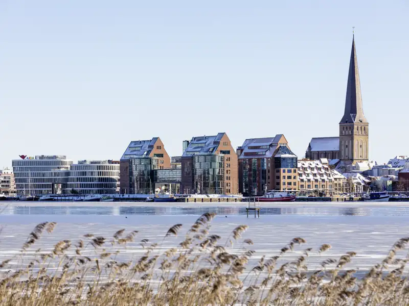 Genießen Sie auf Ihrer Silvesterreise den verschneiten Ausblick auf die Uferpromenade Rostocks.