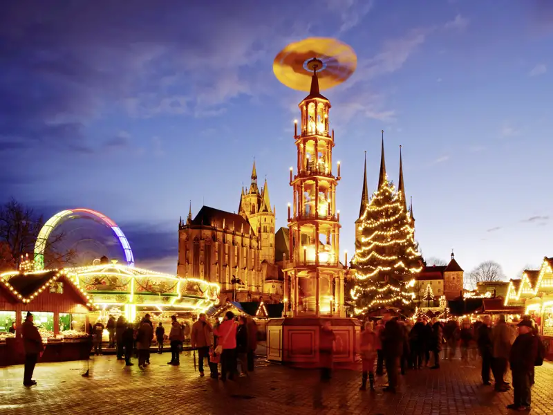 Gemeinsam in der Gruppe schlendern wir auf unserer Silvesterreise über den Weihnachtsmarkt in Erfurt.