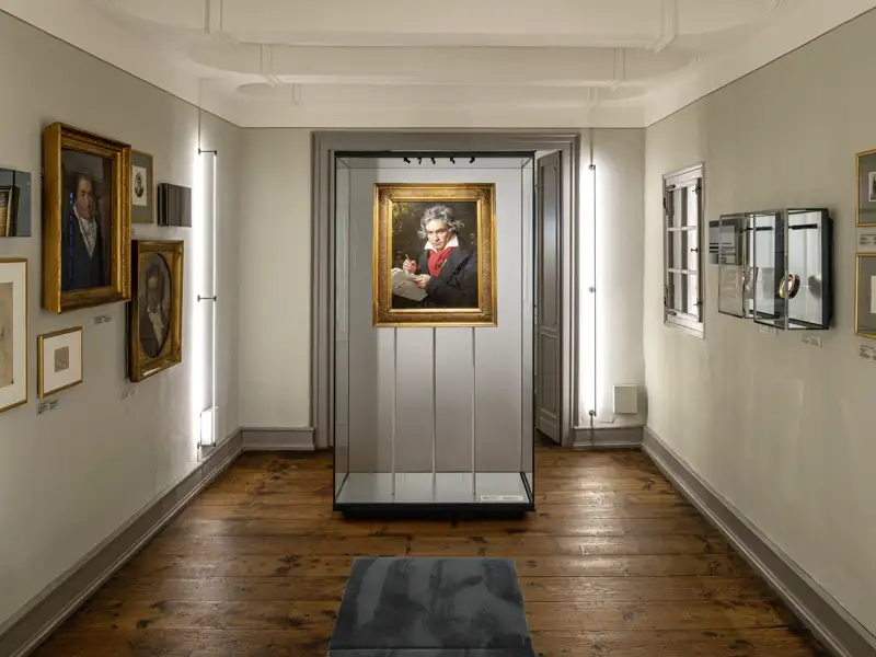 Berühmtes Beethoven-Porträt in einer modernen Glasvitrine im Ausstellungsraum des Beethoven-Hauses in Bonn. Sie besuchen das Museum im Zuge Ihrer Gruppenreise.