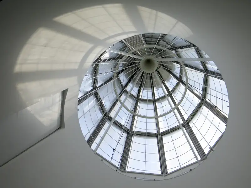 Blick nach oben zur runden Glaskuppel aus Stahl und Glas im Foyer der Bundeskunsthalle in Bonn.